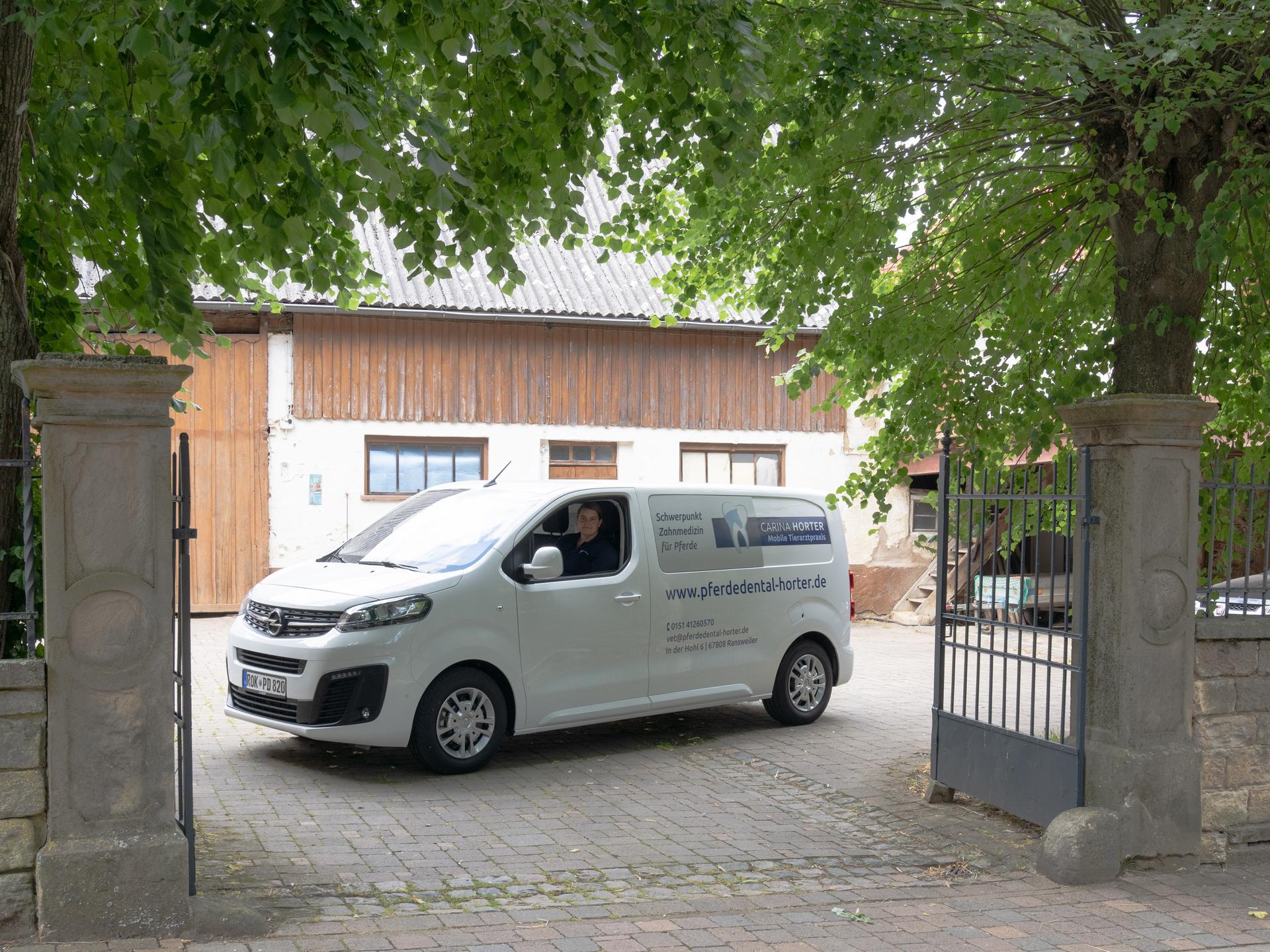 View 3 of Carina Horter Mobile Tierarztpraxis - Schwerpunkt Zahnmedizin für Pferde